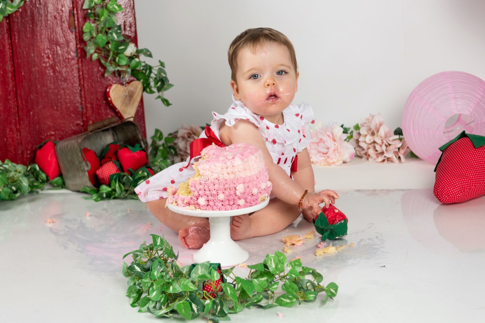 Foto Smash the Cake ou Cake Smash Moranguinhos Foto Smash the Cake ou Cake Smash Moranguinhos - Imagem 17