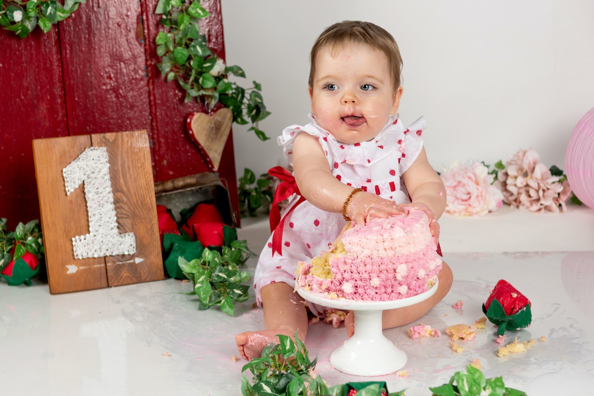 Foto Smash the Cake ou Cake Smash Moranguinhos Foto Smash the Cake ou Cake Smash Moranguinhos - Imagem 20