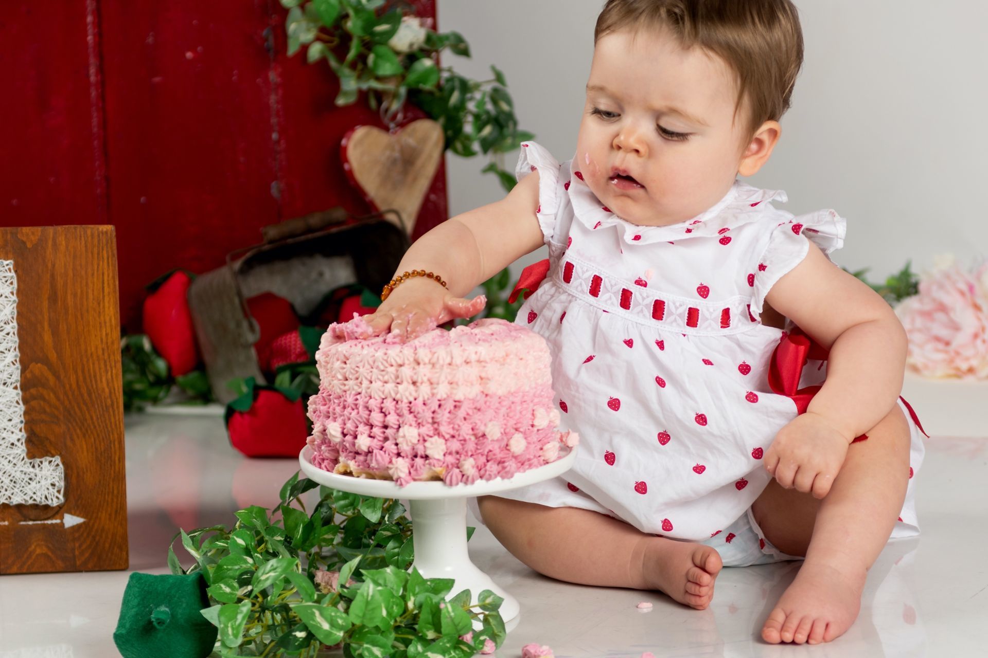 Foto Smash the Cake ou Cake Smash Moranguinhos Foto Smash the Cake ou Cake Smash Moranguinhos - Imagem 12