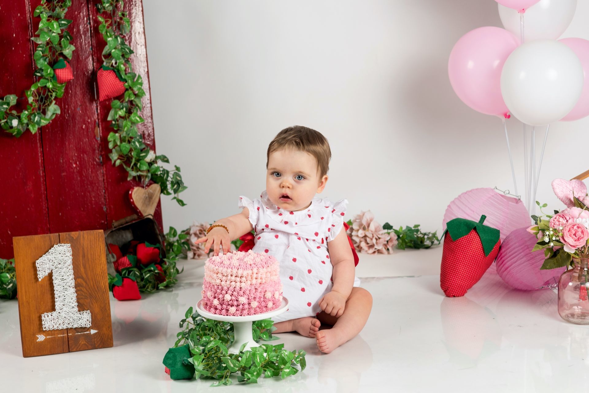 Foto Smash the Cake ou Cake Smash Moranguinhos Foto Smash the Cake ou Cake Smash Moranguinhos - Imagem 8