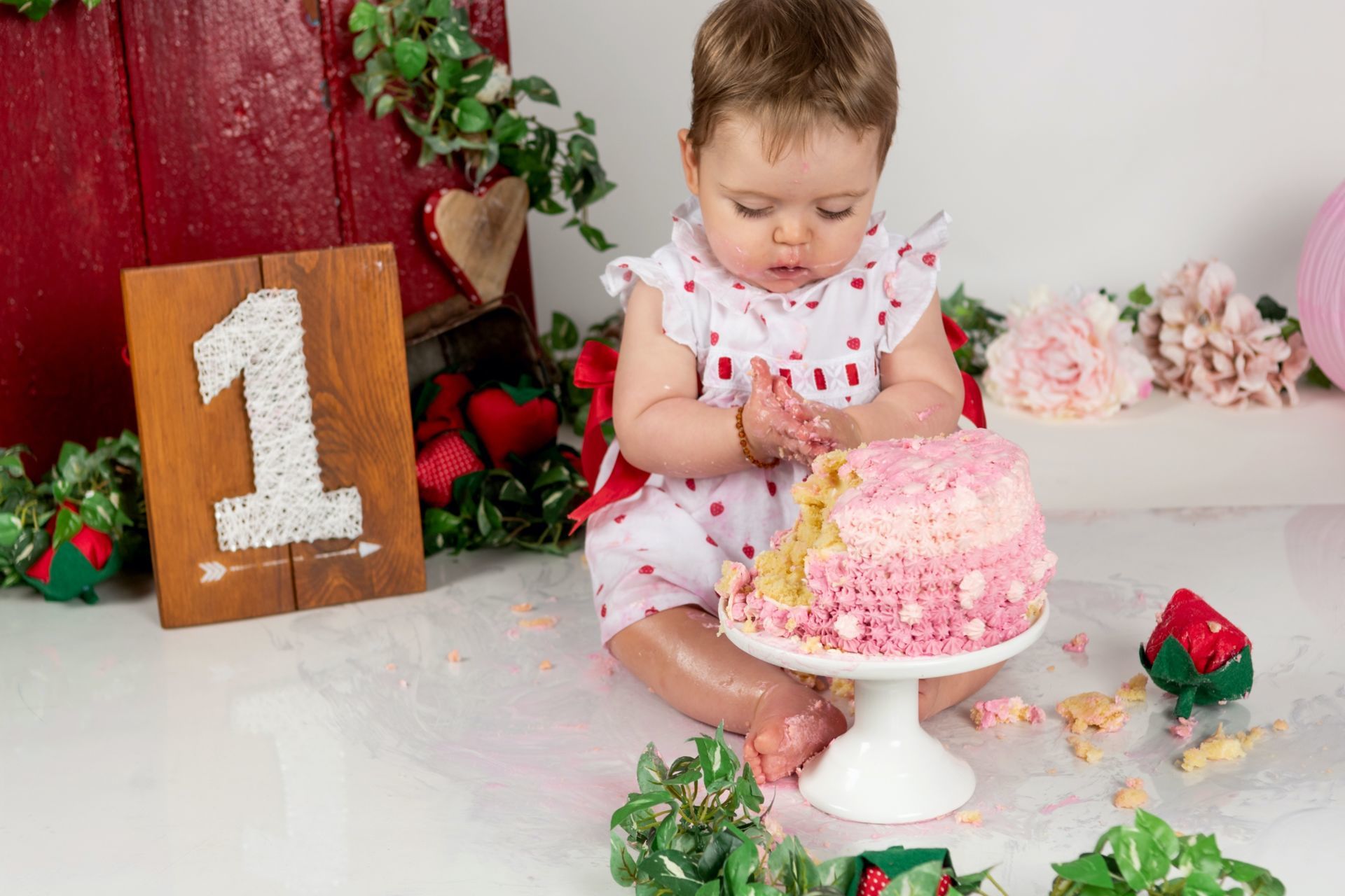 Foto Smash the Cake ou Cake Smash Moranguinhos Foto Smash the Cake ou Cake Smash Moranguinhos - Imagem 18