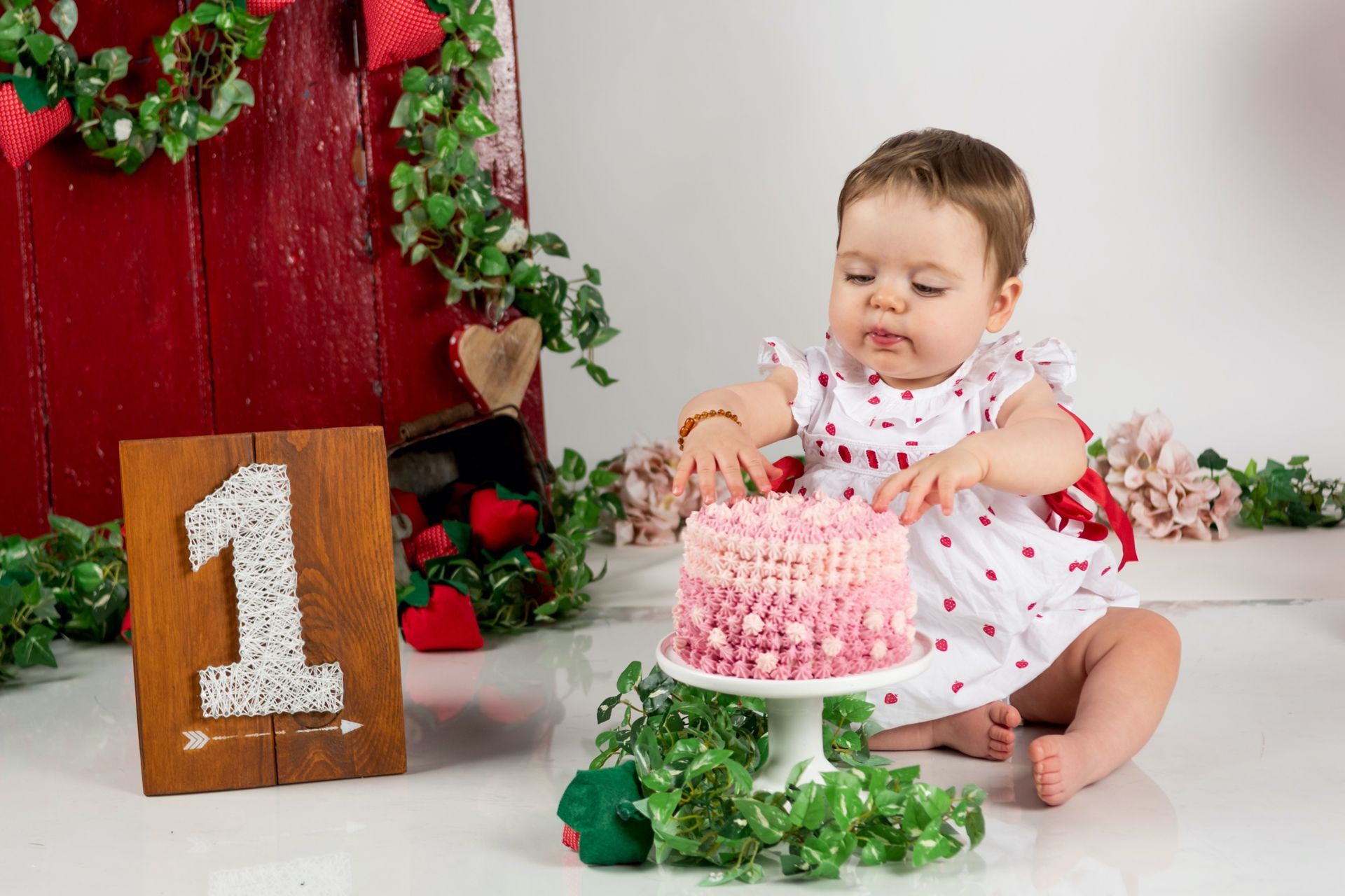 Foto Smash the Cake ou Cake Smash Moranguinhos Foto Smash the Cake ou Cake Smash Moranguinhos - Imagem 9