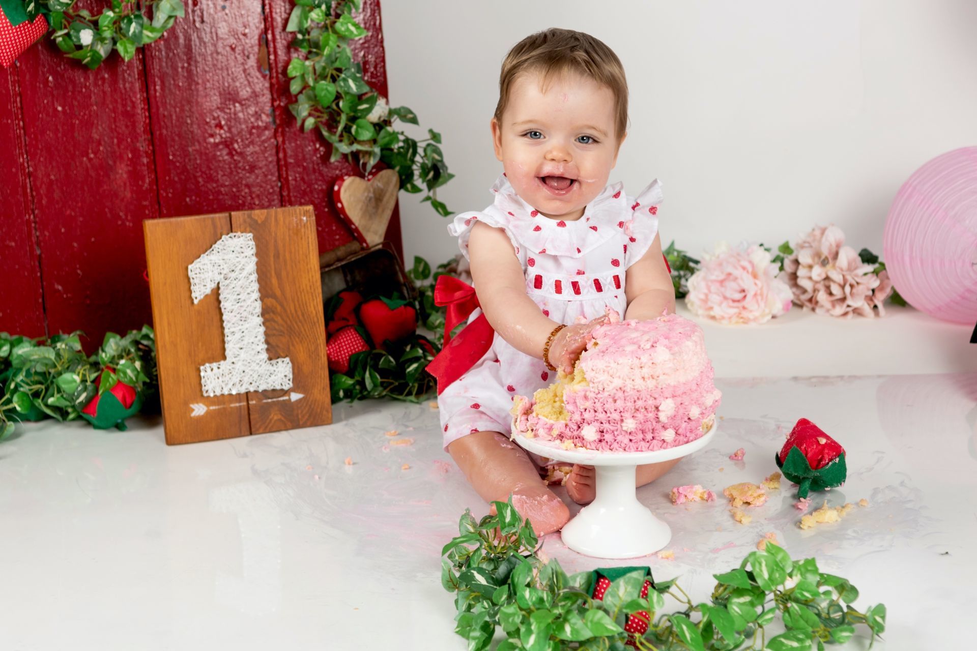 Foto Smash the Cake ou Cake Smash Moranguinhos Foto Smash the Cake ou Cake Smash Moranguinhos - Imagem 36